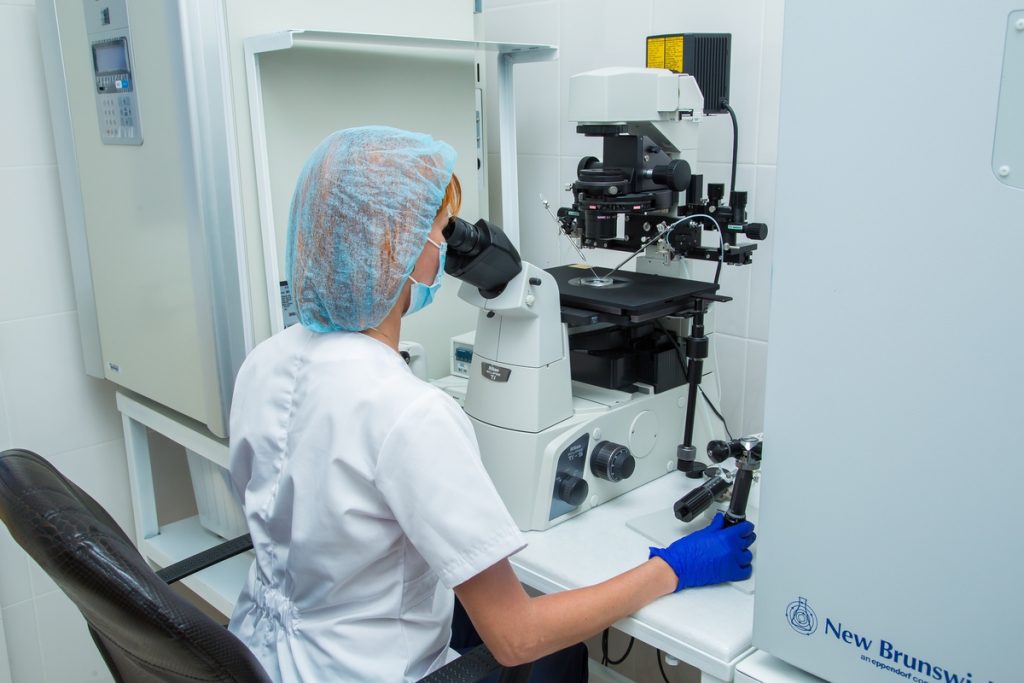 Эмбриолог проводит ИКСИ (интрацитоплазматическую инъекцию сперматозоида в яйцеклетку)
«Центр ЭКО»  