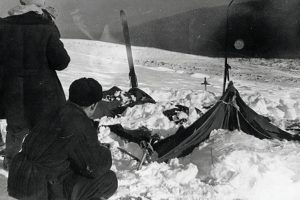 Палатка группы Дятлова. Слева от палатки — поисковики