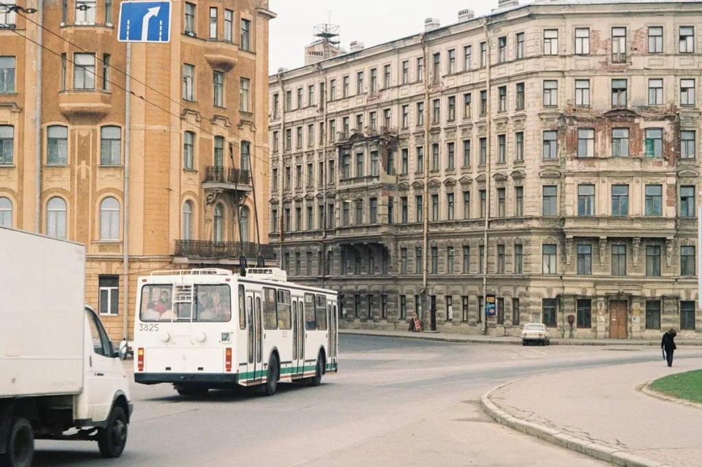 Вид на общежитие СПбГУ (справа), находившееся на месте ЖК «Hermitage View House», 2000 год