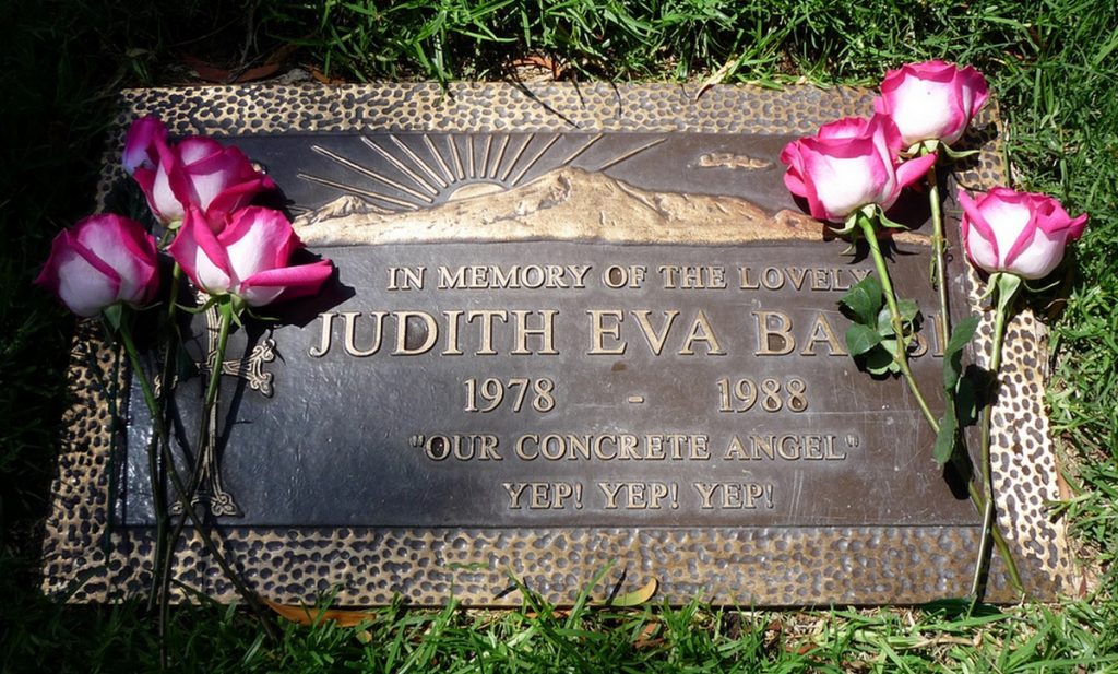 Надгробие у могилы Джудит Барси 
