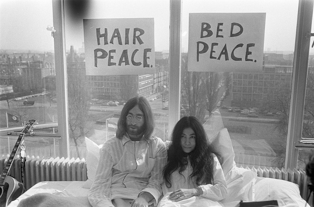 Йоко Оно и Джон Леннон. В постели за ми  