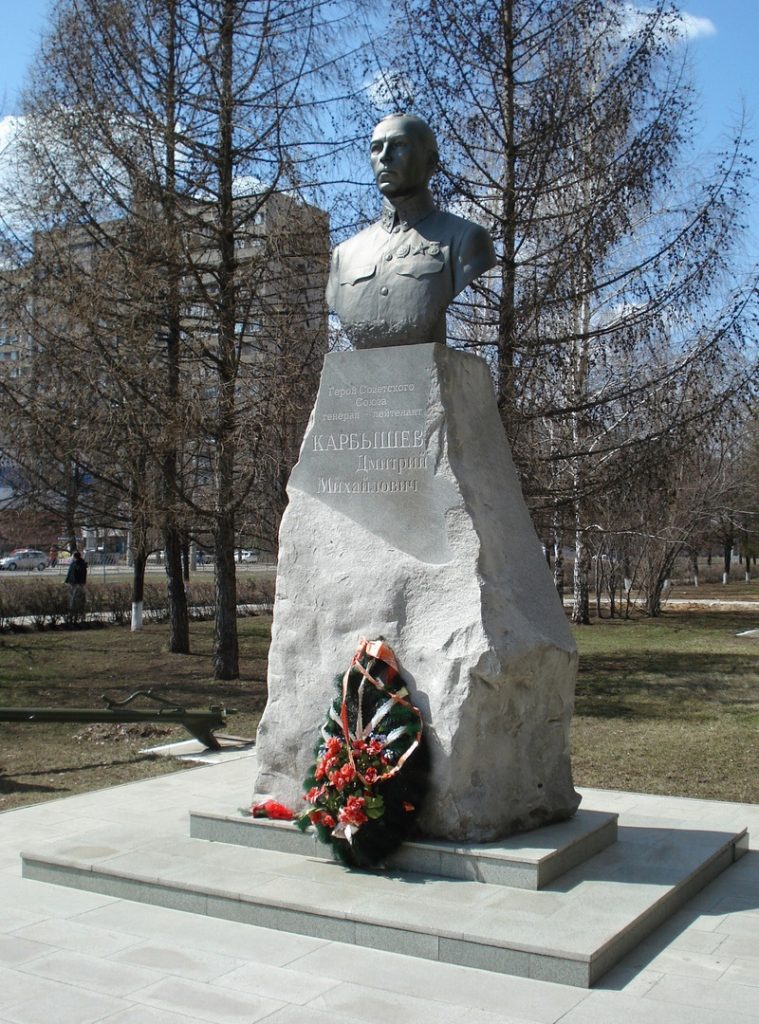 Памятник Карбышеву в Тольятти.