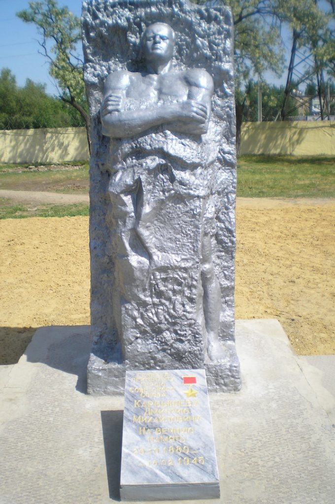 Памятник Карбышеву в Каменске-Шахтинском.