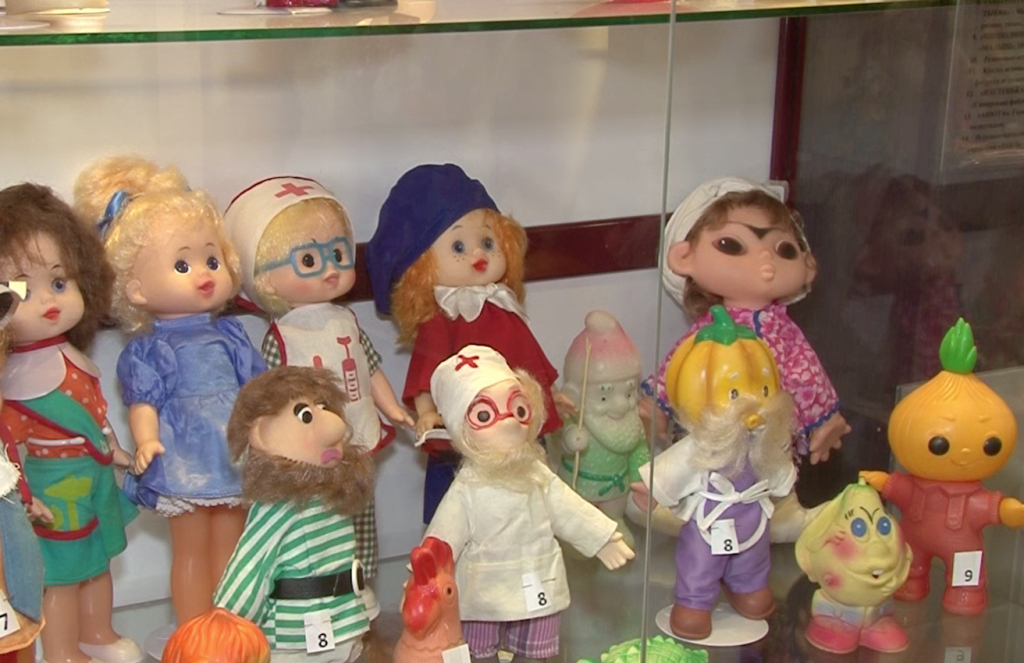 Экспонаты в музее советских кукол