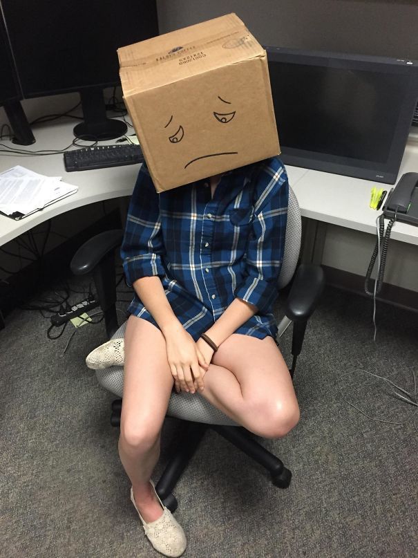 У моего друга в офисе есть «Коробка стыда», которую надевают на тех, кто задаёт глупые вопросы