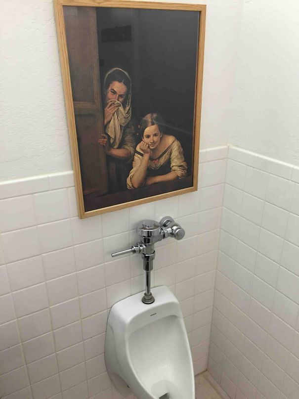 Тонкий юмор в офисном туалете